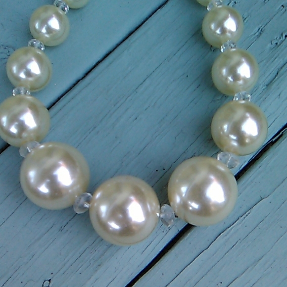 Nwot Faux Off White Pearl  Necklace - Picture 2 of 5